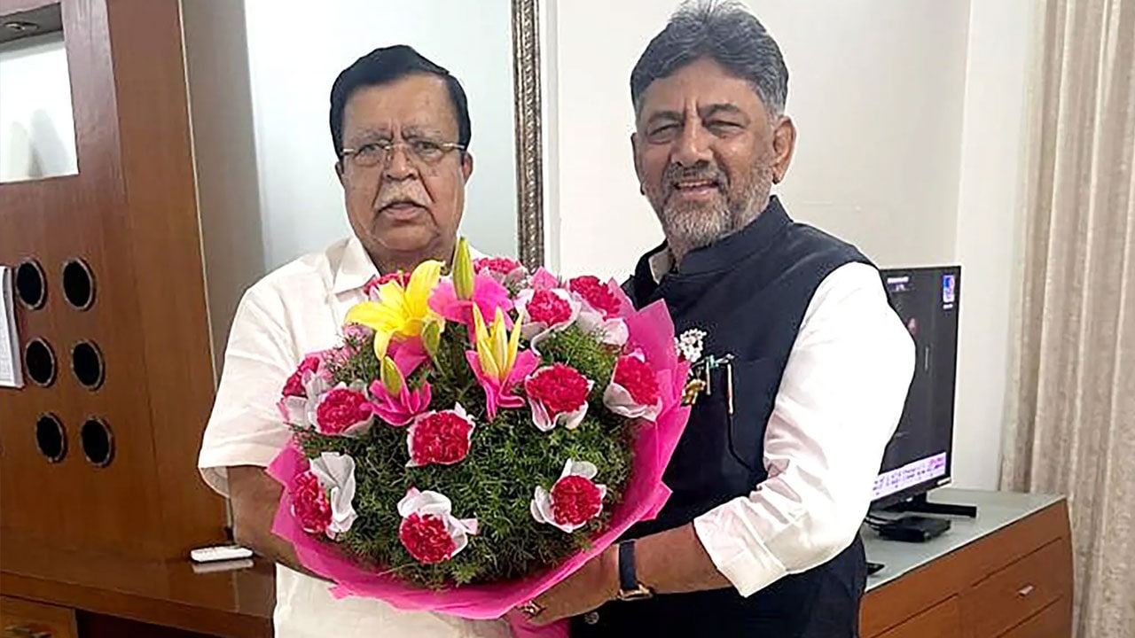 CM Tussle Continues In Karnataka, DK Shivakumar Meets Siddaramaiah Loyalist KN Rajanna