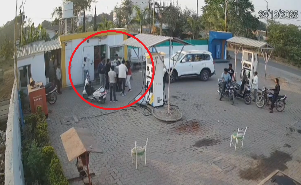 Petrol Pump Fight: रीवा में लूट कांड के बाद अब पेट्राेल पंप कर्मचारी की हुई पिटाई; जाने क्यों हुआ विवाद