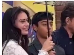  लंदन में बारिश के बीच छाता हाथ में पकड़ शाहरुख-काजोल ने दिया पोज, निसा और युग भी दिखे साथ, लोग बोले- ये है परफेक्ट फैमिली पिक्चर