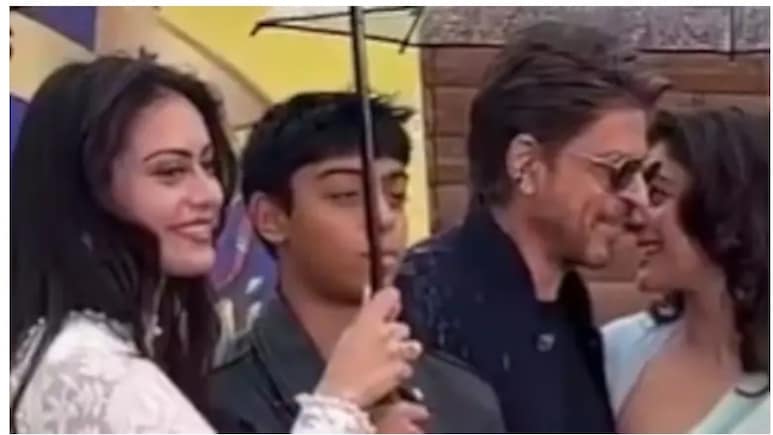  लंदन में बारिश के बीच छाता हाथ में पकड़ शाहरुख-काजोल ने दिया पोज, निसा और युग भी दिखे साथ, लोग बोले- ये है परफेक्ट फैमिली पिक्चर