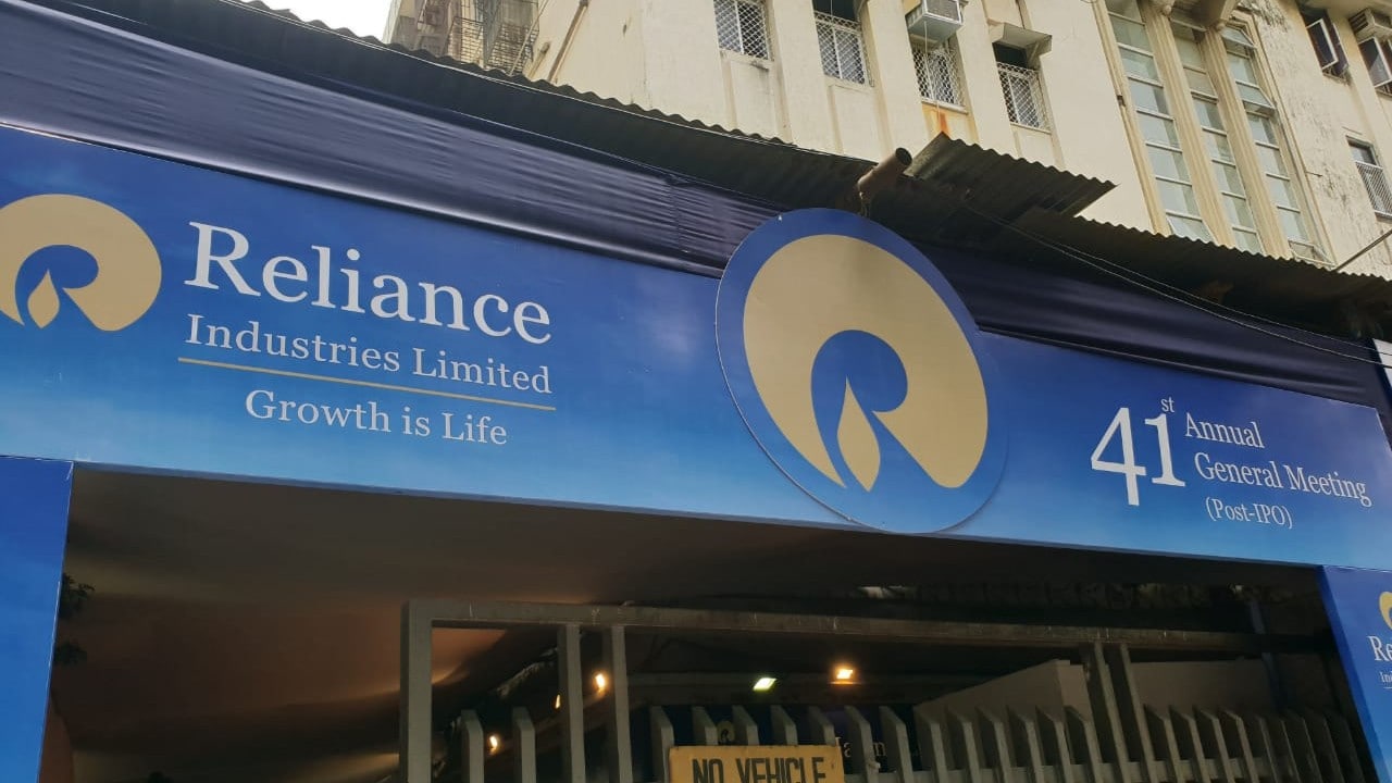 Delivery-Based Selling in RIL, HDFC Bank Pushes Sensex, Nifty Lower