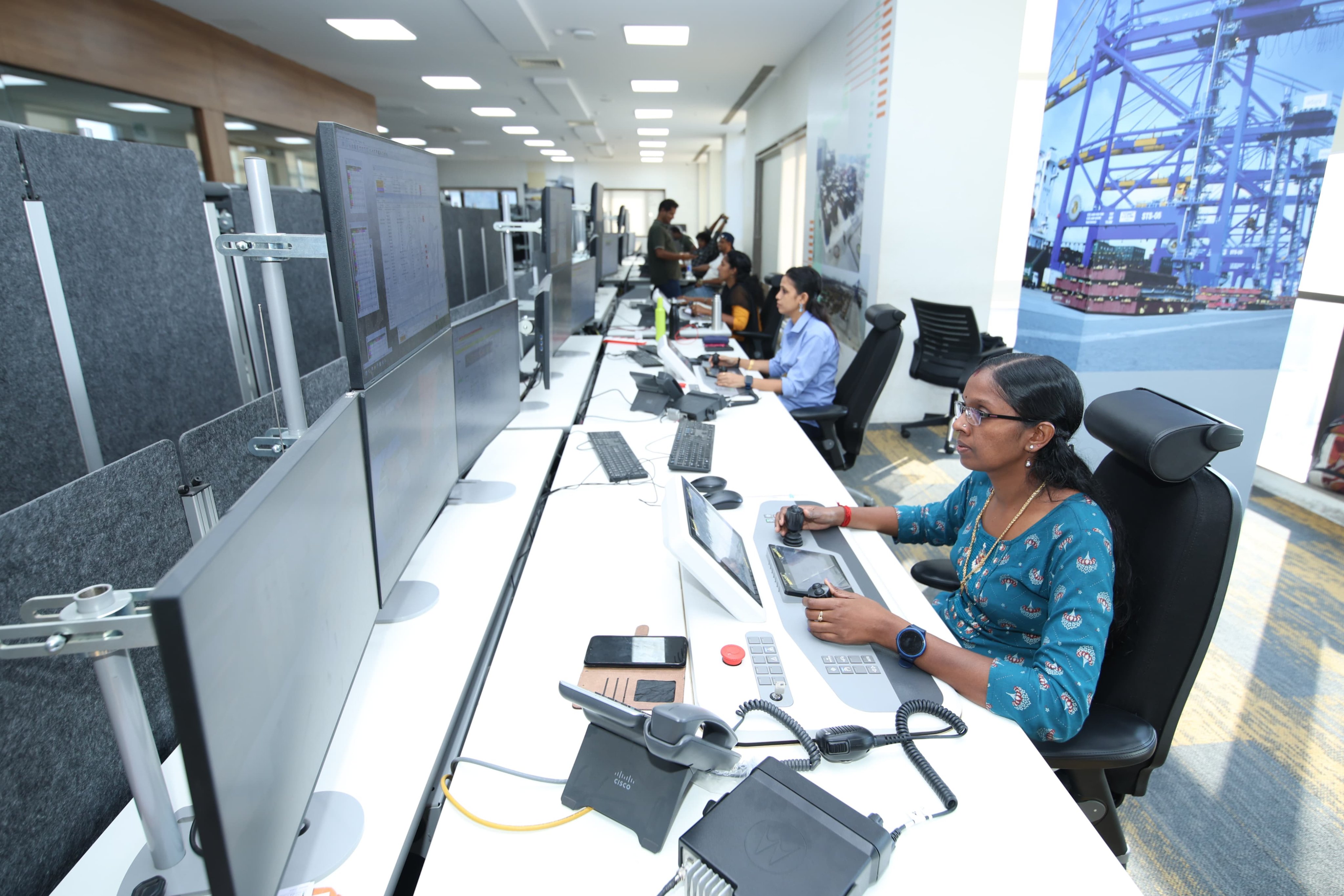 Women Empowerment: अदाणी पोर्ट पर क्रेन का काम करती महिलाएं Women Empowerment: अदाणी पोर्ट पर क्रेन का काम करती महिलाएं