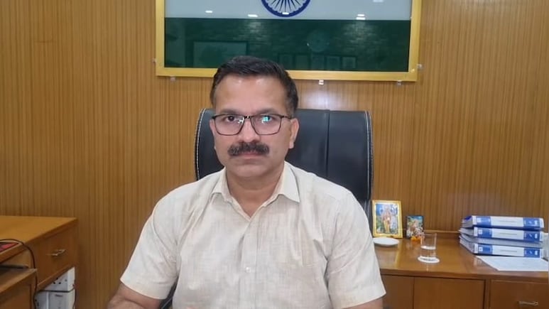 IAS Vilas Bhoskar: ट्रांसफर होते ही खूब चर्चाओं में आ गए सरगुजा के कलेक्टर विलास भोस्कर, लोग दे रहे ऐसी प्रतिक्रिया&nbsp;