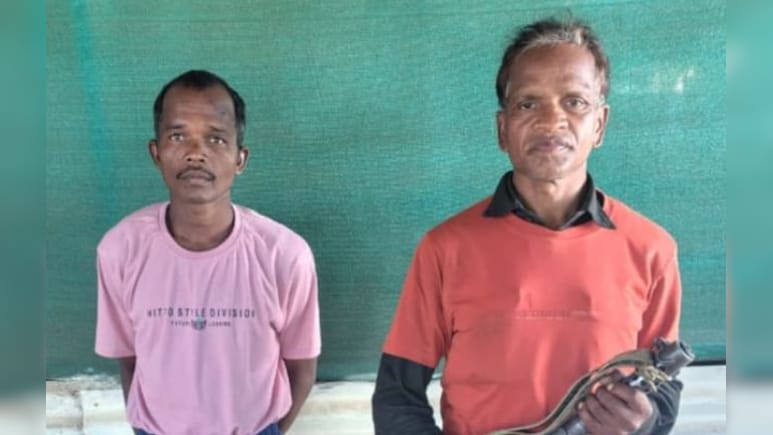 42 लाख के इनामी दो कुख्यात नक्सलियों का समर्पण; CRPF शिविर में डाले हथियार