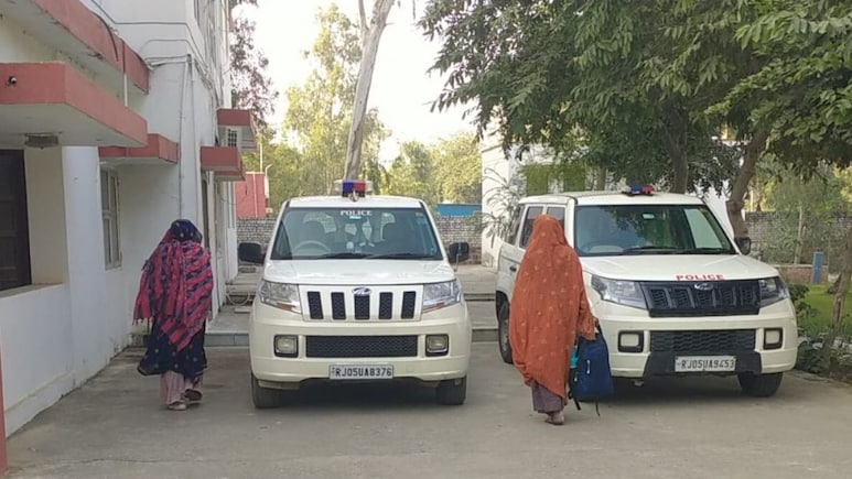 Bharatpur: रेप पीड़िता IG-SP से लगा रही न्याय की गुहार, खुलेआम घुम रहा आरोपी... बना रहा राजीनामे का दबाव