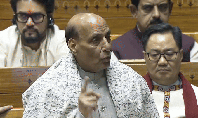 वंदे मातरम के साथ छल हुआ, इस पीढ़ी को भी पता चले... प्रियंका गांधी को राजनाथ का जवाब