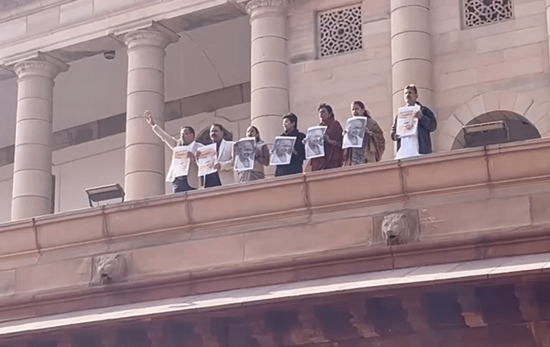 मनरेगा से 'गांधी' हटाने पर संग्राम, बापू की फोटो के साथ पुरानी संसद के पोर्च पर चढ़े विपक्षी सांसद