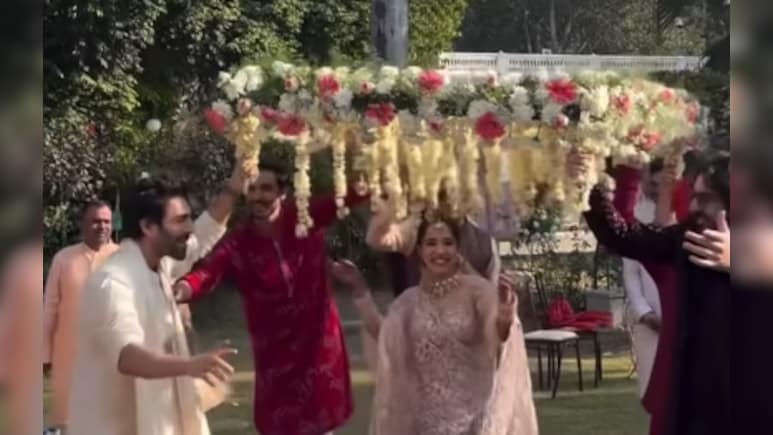 Kartik Aaryan's Sister Walks Down The Aisle To Her Brother's Hit Song <i>Tera Yaar Hoon Main</i>. Watch