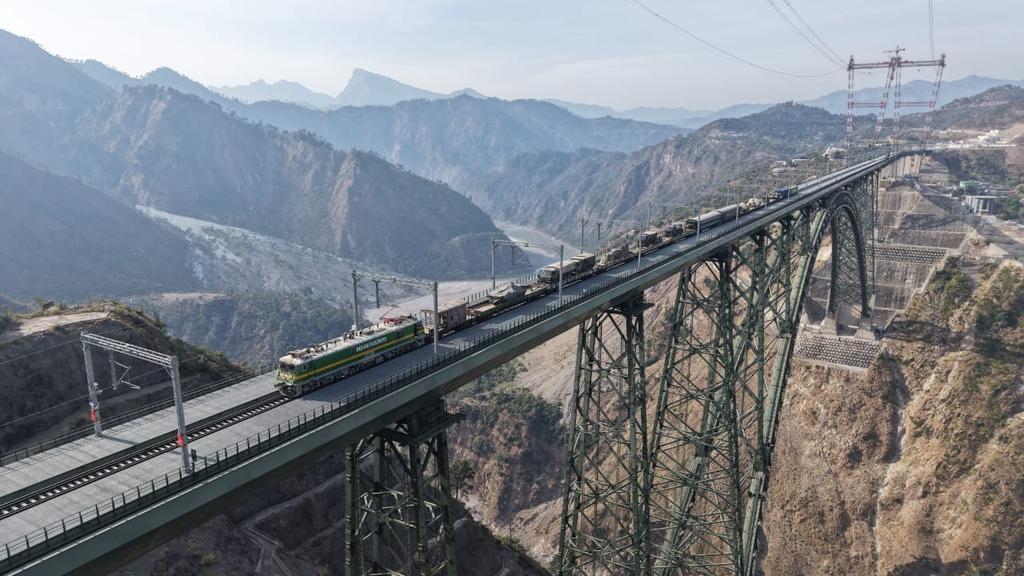 चीन और पाकिस्तान की उड़ेगी नींद! LOC पर तैनाती के लिए पहली बार मिलिट्री स्पेशल ट्रेन से टैंक और तोपें भेजीं