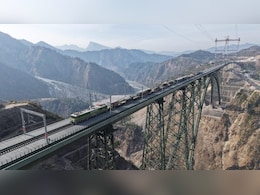 चीन और पाकिस्तान की उड़ेगी नींद! LOC पर तैनाती के लिए पहली बार मिलिट्री स्पेशल ट्रेन से टैंक और तोपें भेजीं