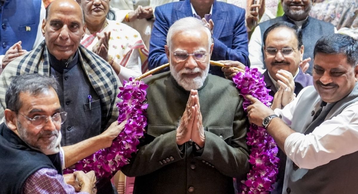 NDA संसदीय दल की बैठक में पीएम मोदी को पहनाया गया बिहार का 'विजय हार'