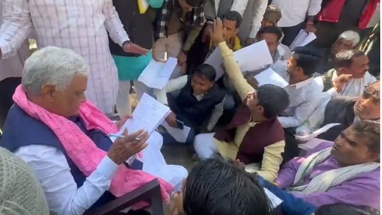 Rajasthan: किरोड़ीलाल मीणा ने लॉन में बैठकर की जनसुनवाई, खाद से लेकर यूरिया की कमी पर सुनी सबकी फरियादें