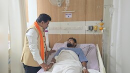 घायल जवानों से मिलने पहुंचे डिप्टी CM विजय शर्मा, बीजापुर के जंगल में IED ब्लास्ट की चपेट में आ गए थे&nbsp;