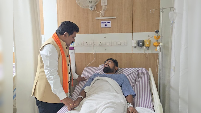 घायल जवानों से मिलने पहुंचे डिप्टी CM विजय शर्मा, बीजापुर के जंगल में IED ब्लास्ट की चपेट में आ गए थे 