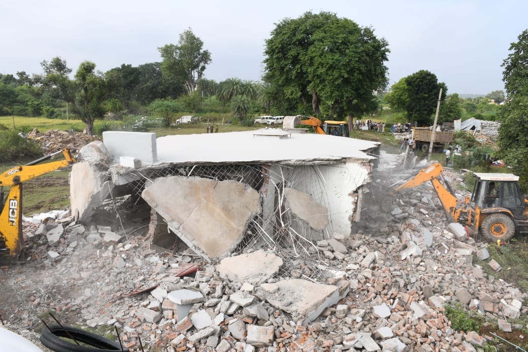 ड्रग माफिया के अवैध निर्माण पर चला बुलडोजर