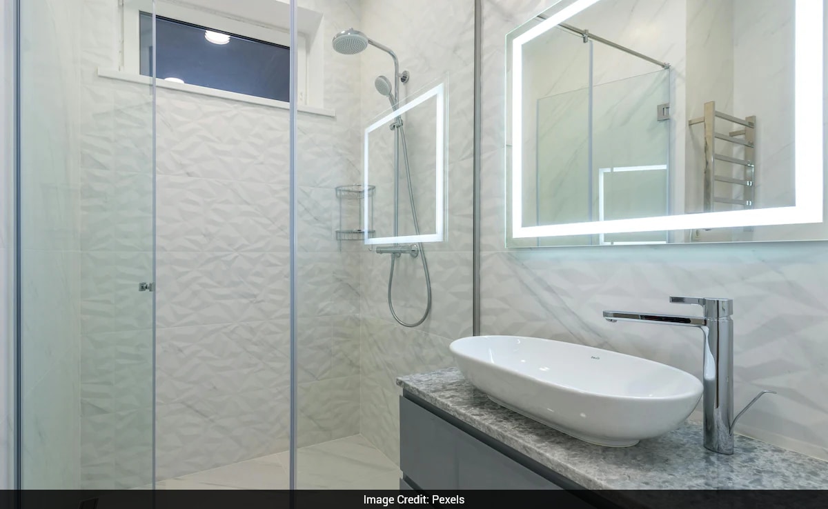 China Mall Uses Transparent Toilet Glass To Catch Smokers, Sparks Online Buzz