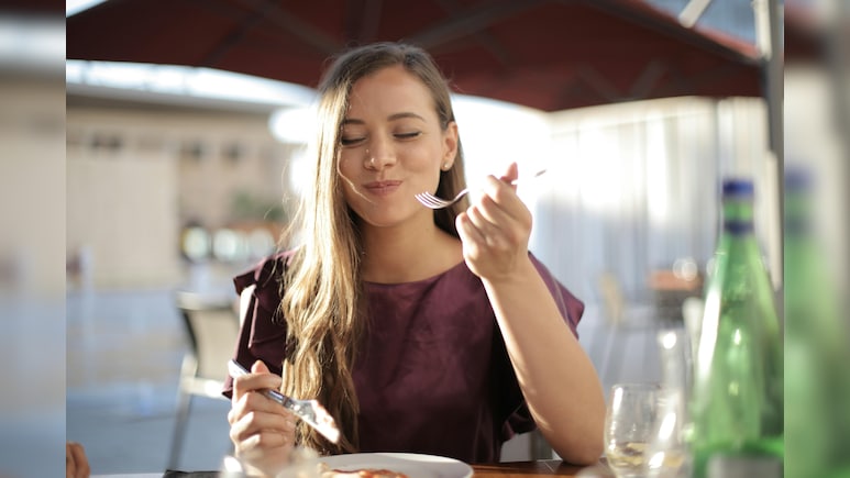 बिना चबाए जल्दी-जल्दी खाते हैं तो आप दे रहे सौ बिमारियों को न्योता, ये है सही तरीका