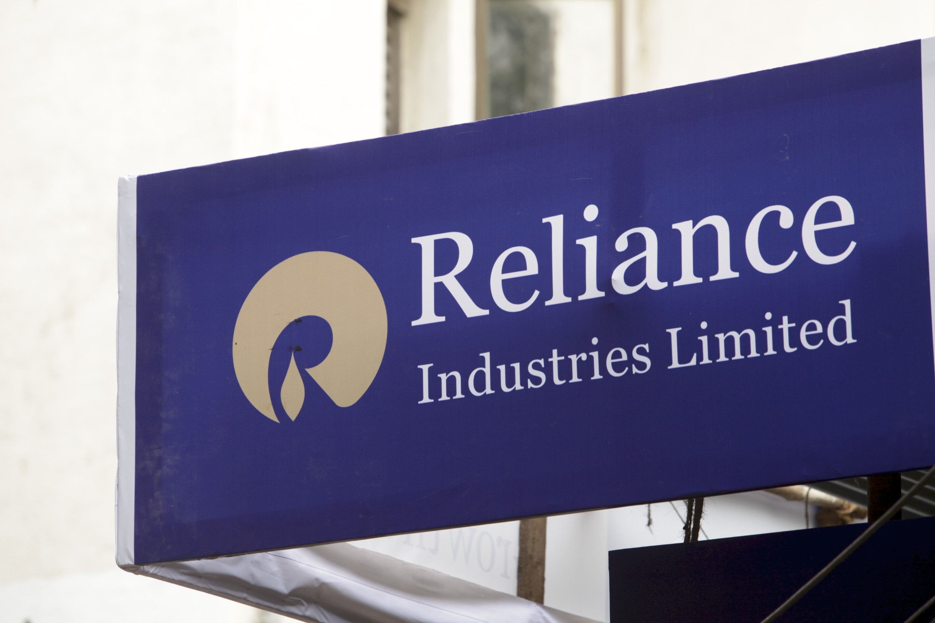 Reliance Industries Shares Fall After OPEC's Output Cut Plan