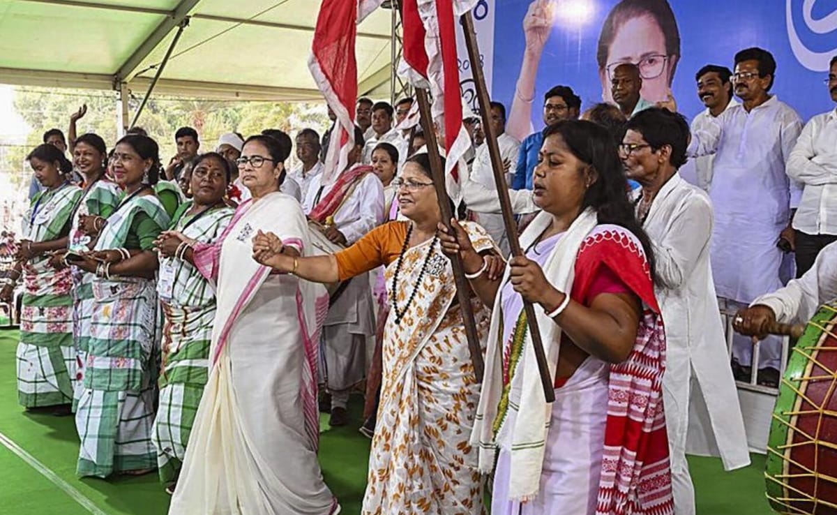 बनगांव में मतुआ समुदाय के लोगों के साथ पश्चिम बंगाल की मुख्यमंत्री ममता बनर्जी