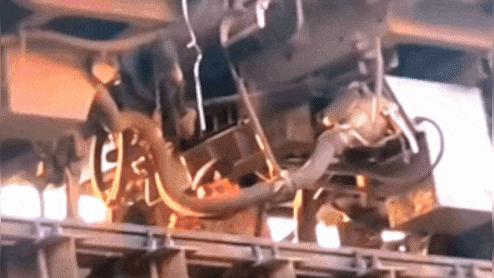 कटिहार: जान जोखिम में डाल पुल पर सब-इंस्पेक्टर ने ठीक कर दी ट्रेन, लोग बोले- बड़ी हिम्मत है