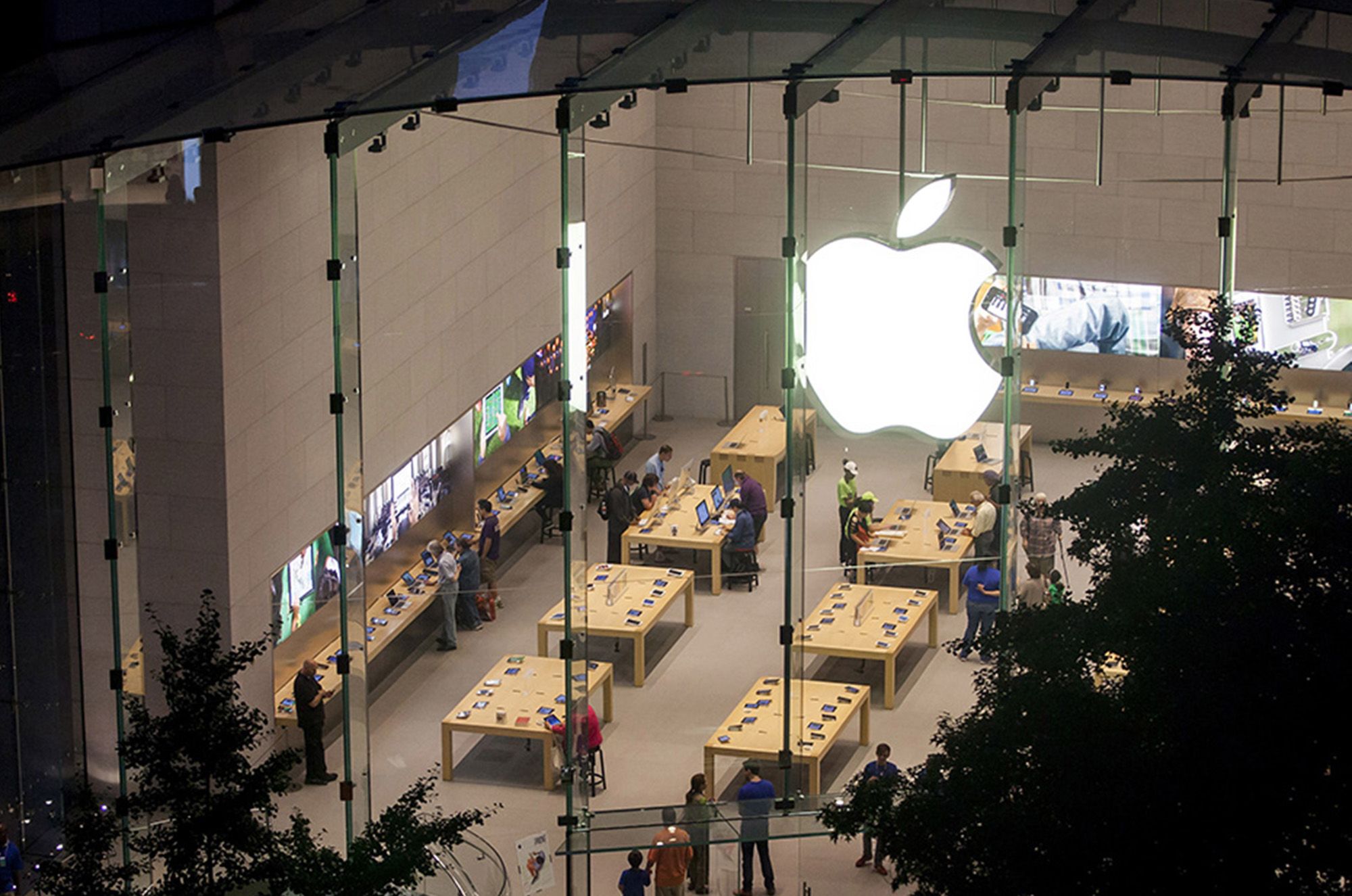 Amazon, Apple Add $196 Billion in Value on Resilient Results