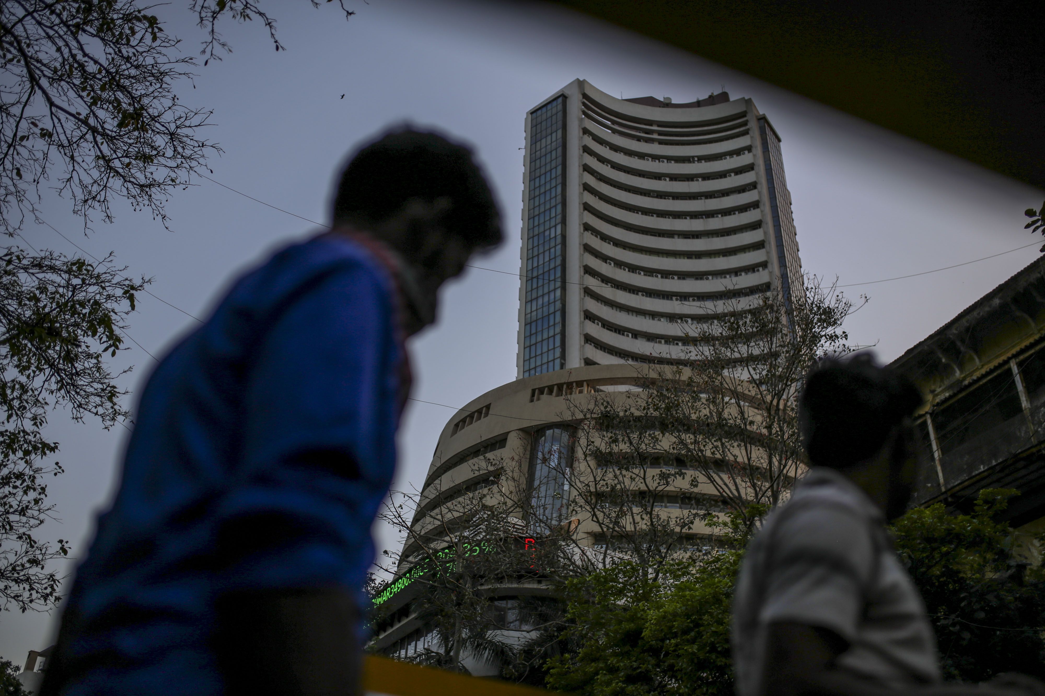 Sensex, Nifty’s Five-Day Rally Ends; Auto, I.T. Top Laggards