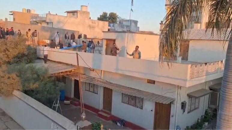 Panther rescue: घर में घुसा तेंदुआ, रेस्टोरेंट संचालक पर किया हमला, इलाके में दहशत