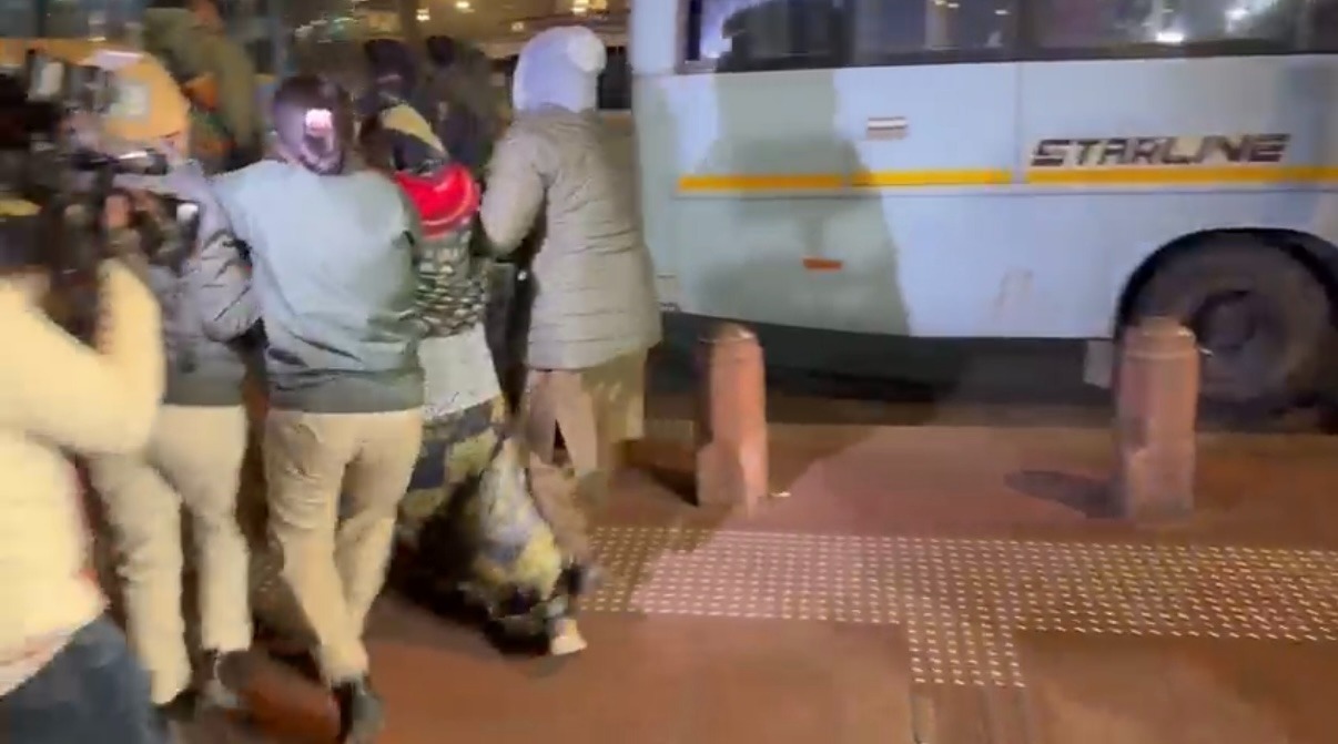 उन्नाव रेप केस: कुलदीप सेंगर को जमानत मिलने पर भड़की पीड़िता, इंडिया गेट पर धरने से पुलिस ने हटाया