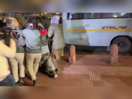 उन्नाव रेप केस: कुलदीप सेंगर को जमानत मिलने पर भड़की पीड़िता, इंडिया गेट पर धरने से पुलिस ने हटाया