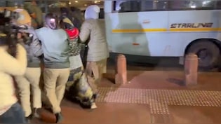 उन्नाव रेप केस: कुलदीप सेंगर को जमानत मिलने पर भड़की पीड़िता, इंडिया गेट पर धरने से पुलिस ने हटाया