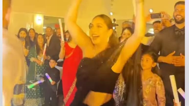 Viral Video: साड़ी-हाई हील्स में महिला ने डांस फ्लोर पर उड़ाया गरदा, लोग बोले- वाह दीदी
