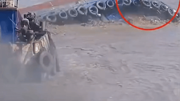 सूरत के मगदल्ला बीच पर अचानक पलटी नाव, बीच समुद्र में कूदे 5 मजदूर, जाने फिर क्या हुआ