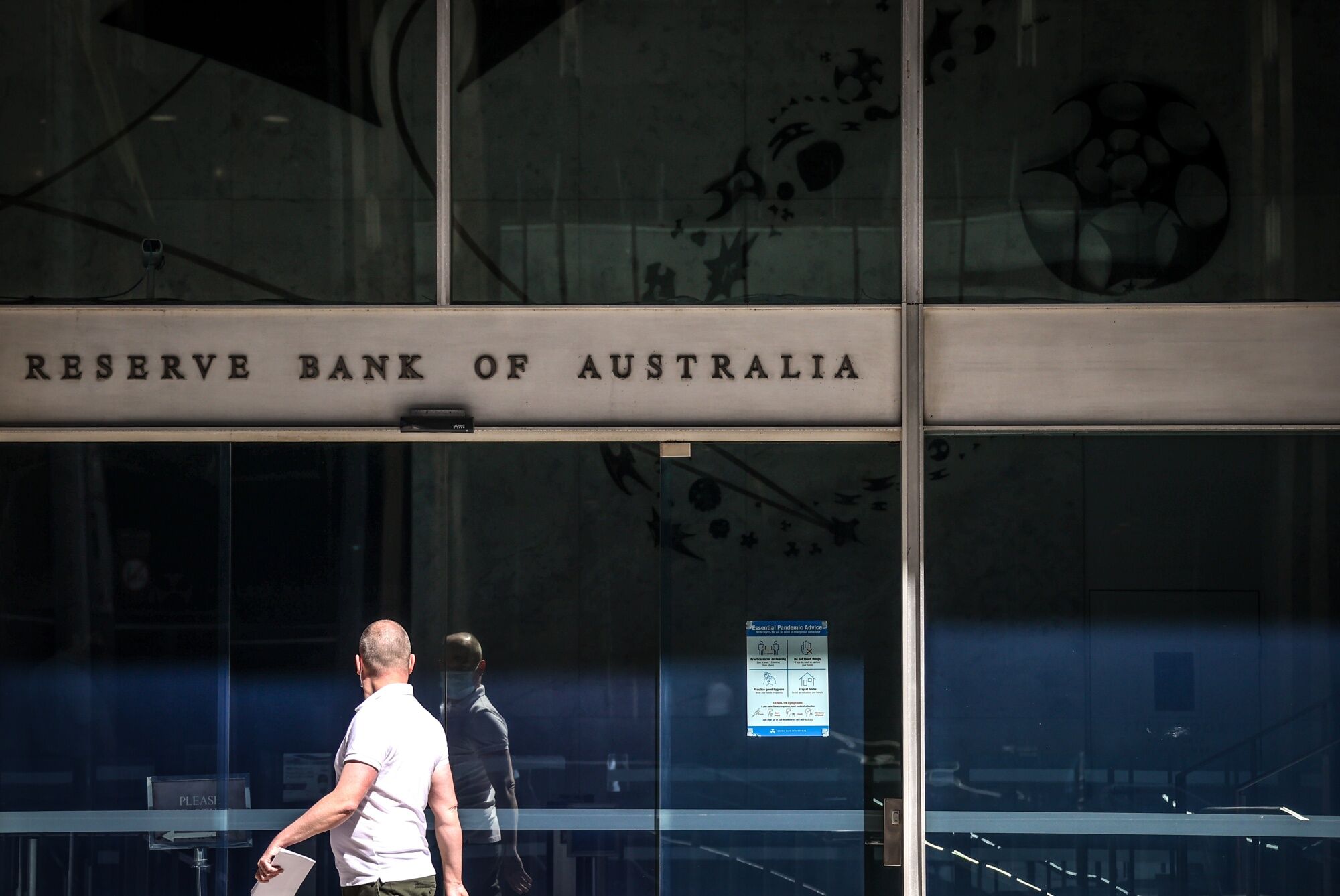 Australia Pauses Rate Increases, Waters Down Tightening Bias