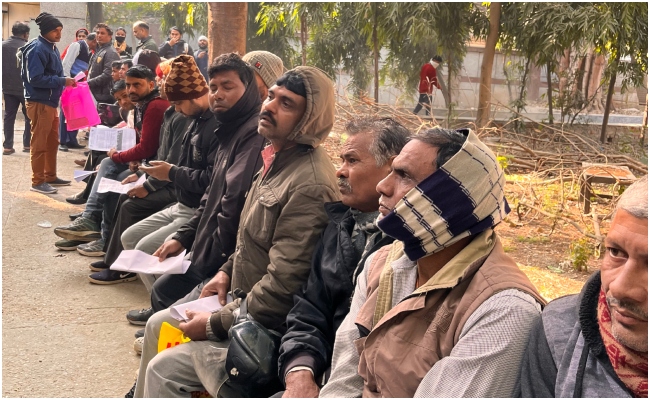 काम बंद, जेब खाली! दिल्ली के लेबर ऑफिसों के बाहर मजदूरों का हुजूम, जानें ₹10,000 की सरकारी मदद का 'ग्राउंड रियलिटी चेक'