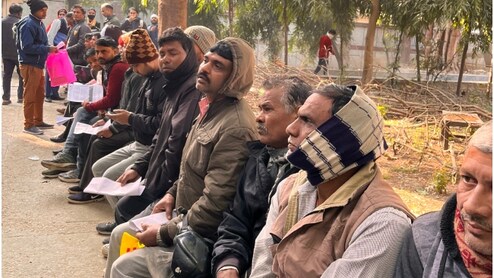 काम बंद, जेब खाली! दिल्ली के लेबर ऑफिसों के बाहर मजदूरों का हुजूम, जानें ₹10,000 की सरकारी मदद का 'ग्राउंड रियलिटी चेक'