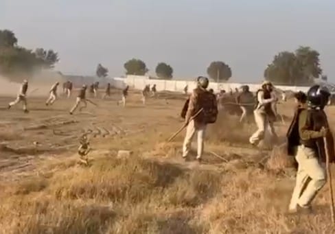 किसानों और पुलिसकर्मियों के बीच झड़प किसानों और पुलिसकर्मियों के बीच झड़प