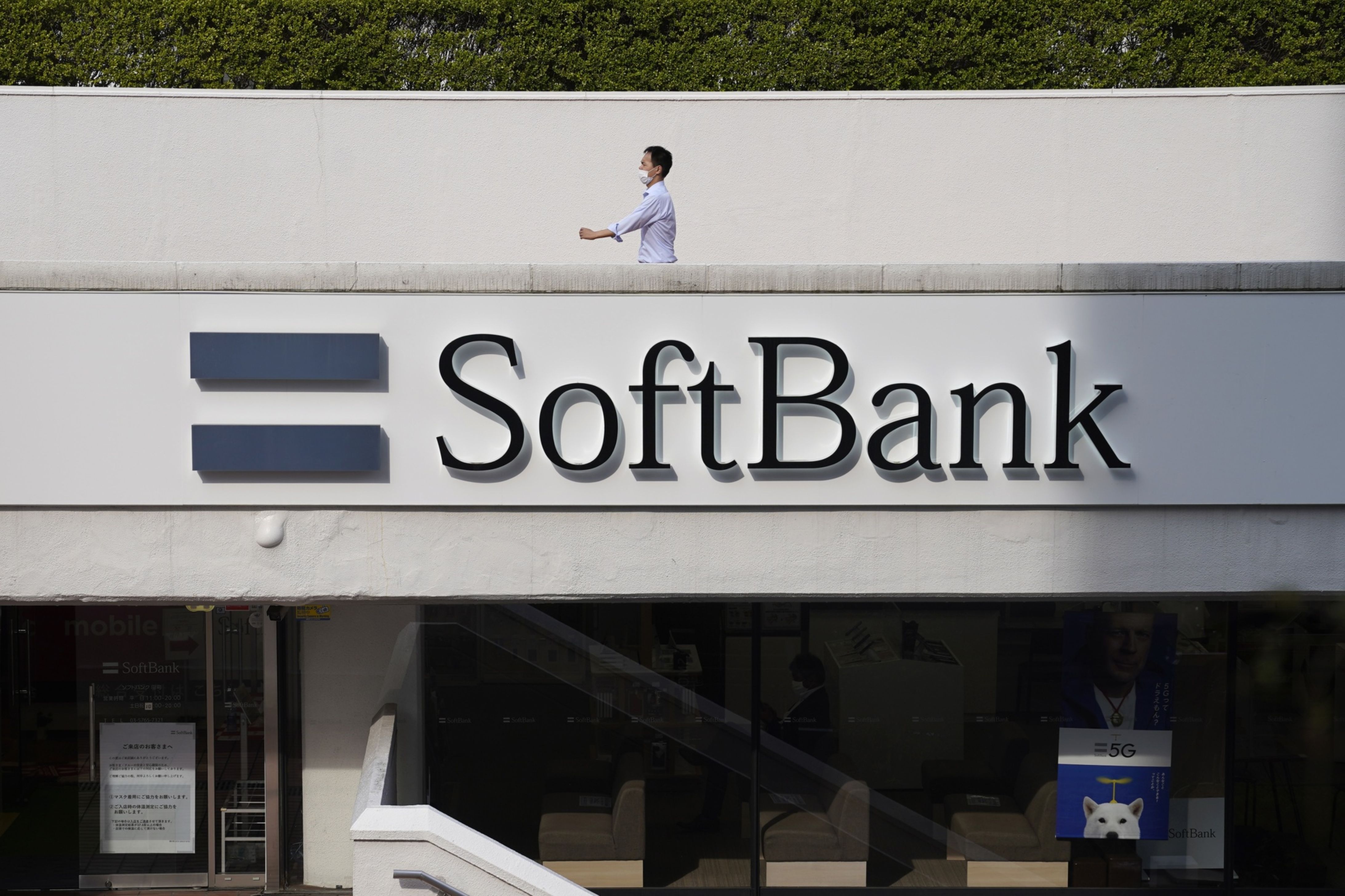 SoftBank Shares Climb&nbsp;to 20-Year High