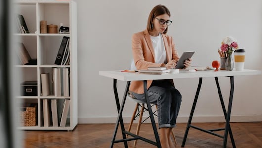 अब ऑफिस में बैठकर काम करने पर नहीं होगा पीठ में दर्द, ये योगासान देगा आपको राहत