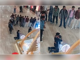 गाजियाबाद के मॉल में घुटनों पर बैठकर किया प्रपोज, वायरल हो रहा है वीडियो