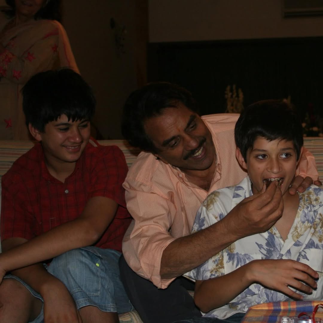 धर्मेंद्र की अपने पोतों के साथ तस्वीरें, गारंटी 5वीं कहीं नहीं देखी होगी