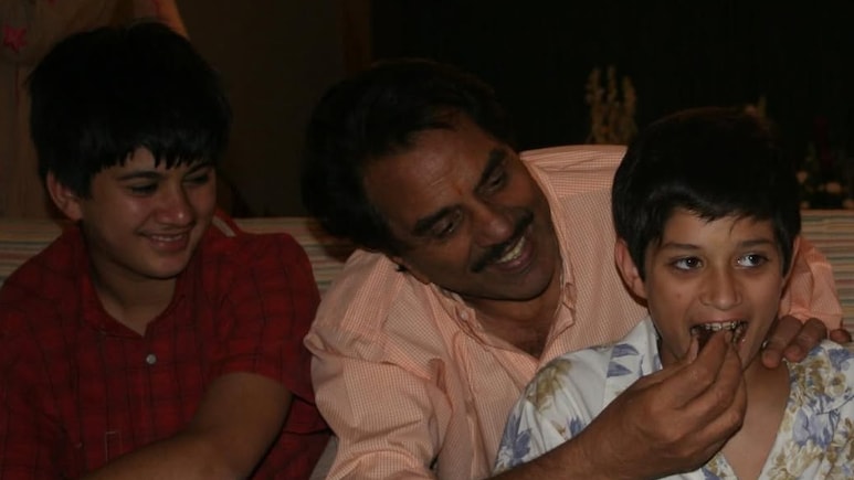 धर्मेंद्र की अपने पोतों के साथ तस्वीरें, गारंटी 5वीं कहीं नहीं देखी होगी