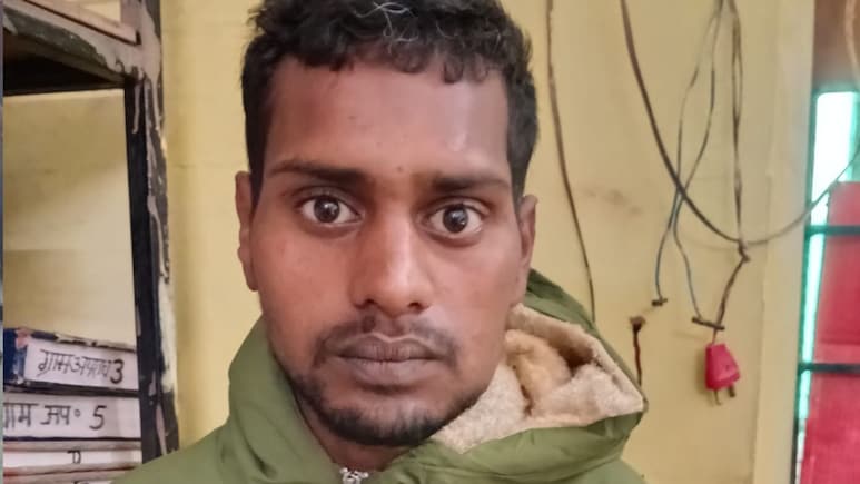 शराब चखना के लिए ठंडा भजिया लाने पर युवक ने कर दी दोस्त की हत्या, युवक को मारने के बाद शव के पास बैठकर करता रहा विलाप