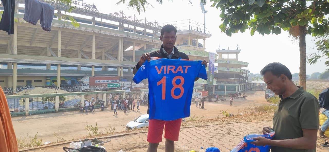 India Vs South Africa Match: मैच से पहले सबसे ज्यादा विराट और रोहित शर्मा के नाम लिखे टी शर्ट्स की डिमांड है. 