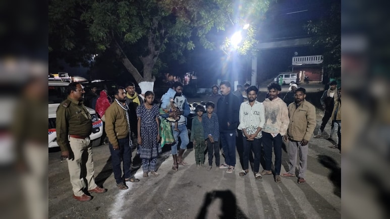 पत्नी के शक से टूट गया पत&zwj;ि! 4 बच्चों संग गोई नदी के पुल से कूदने वाला था, मसीहा बनकर आए राहगीर