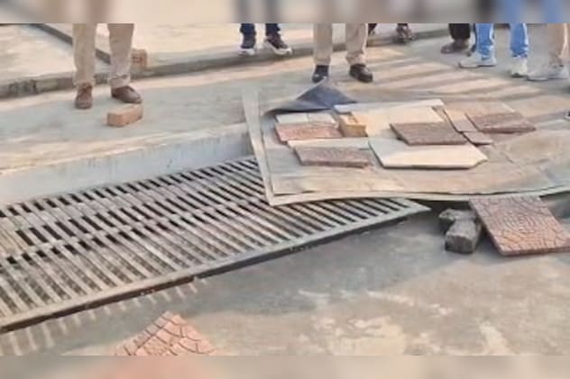 छत पर जाकर देखा तो लोहे का जाल हटा हुआ था छत पर जाकर देखा तो लोहे का जाल हटा हुआ था