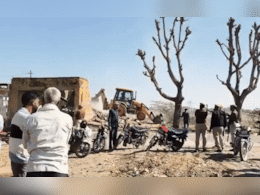 झुंझुनूं: NGT के निर्देश पर काटली नदी से 14 अवैध अतिक्रमण ध्वस्त, बना मलबे का पहाड़