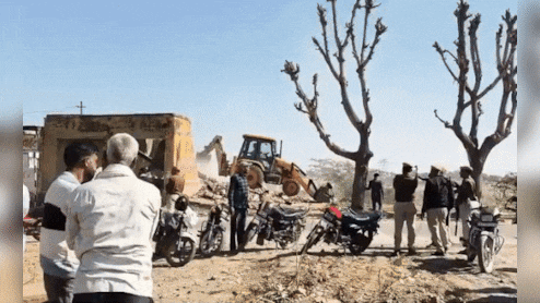 झुंझुनूं: NGT के निर्देश पर काटली नदी से 14 अवैध अतिक्रमण ध्वस्त, बना मलबे का पहाड़