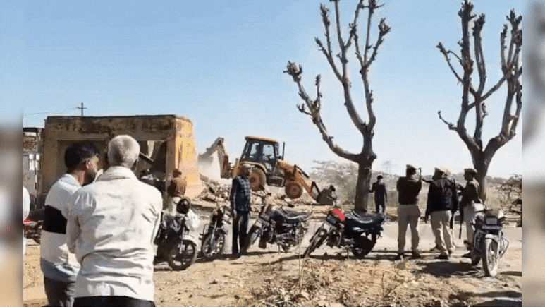 झुंझुनूं: NGT के निर्देश पर काटली नदी से 14 अवैध अतिक्रमण ध्वस्त, बना मलबे का पहाड़