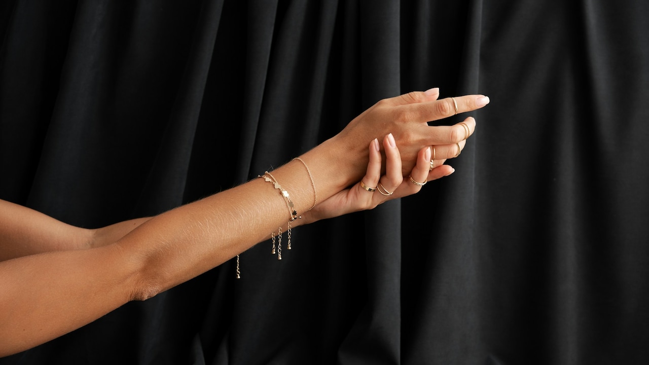 Always check the finishing of bracelet to ensure quality build and craftsmanship