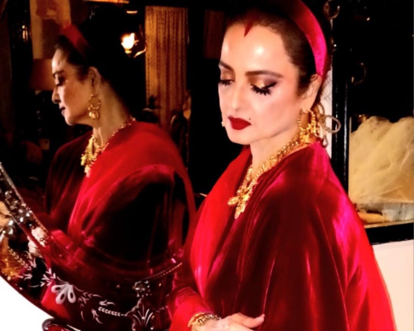 71 साल की रेखा का लाल साड़ी में क्रिसमस फोटोशूट वायरल, 9 तस्वीरें देख कहेंगे- ये तो 17 की लग रही हैं